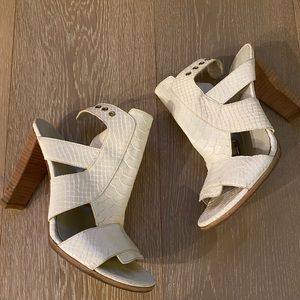🤍Stuart Weitzman White Crocodile Embossed Sandals🤍